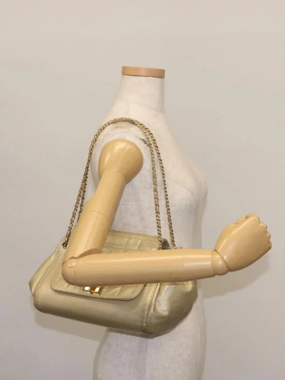 CHANEL Choco Bar Chain Shoulder Bag Leather Gold CC Auth 145942